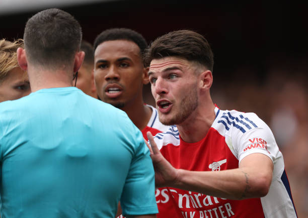 Arsenal fans in uproar as new shocking video reveals true extent of Declan Rice’s red card controversy, leaving supporters outraged and demanding justice