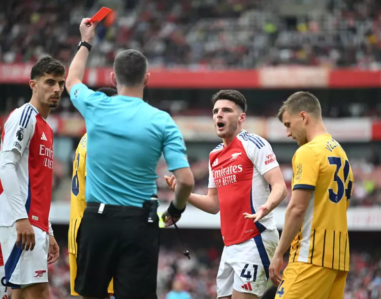 EXPLOSIVE FOOTAGE CAPTURES Danny Welbeck’s Shocking Remark moments before Declan Rice’s controversial incident, leading to Arsenal star’s red card